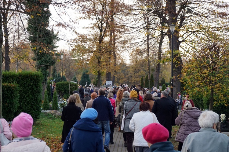 Nabożeństwo na cmentarzu Centralnym