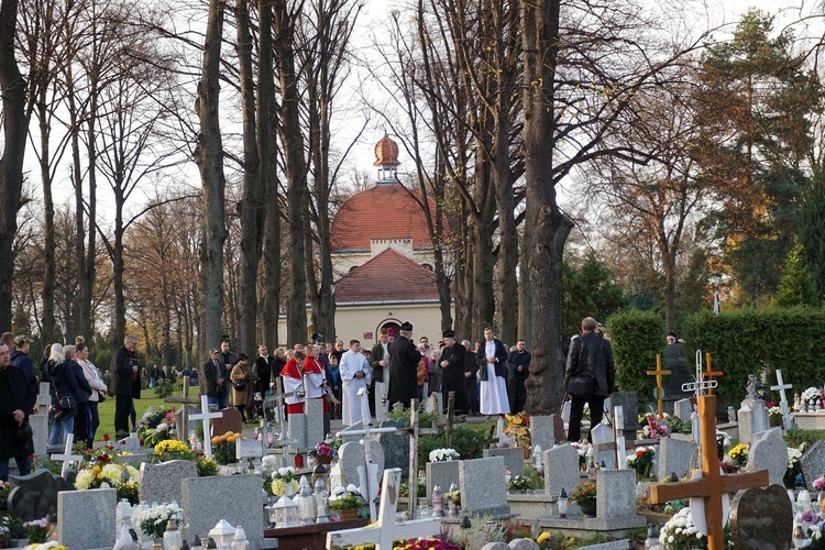 Nabożeństwo na cmentarzu Centralnym