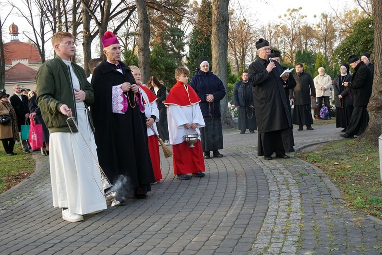 Nabożeństwo na cmentarzu Centralnym