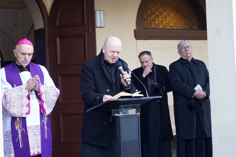 Nabożeństwo na cmentarzu Centralnym