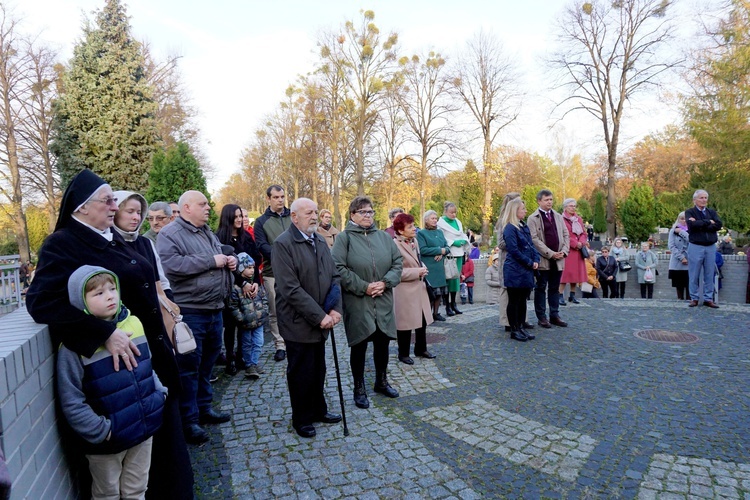 Nabożeństwo na cmentarzu Centralnym