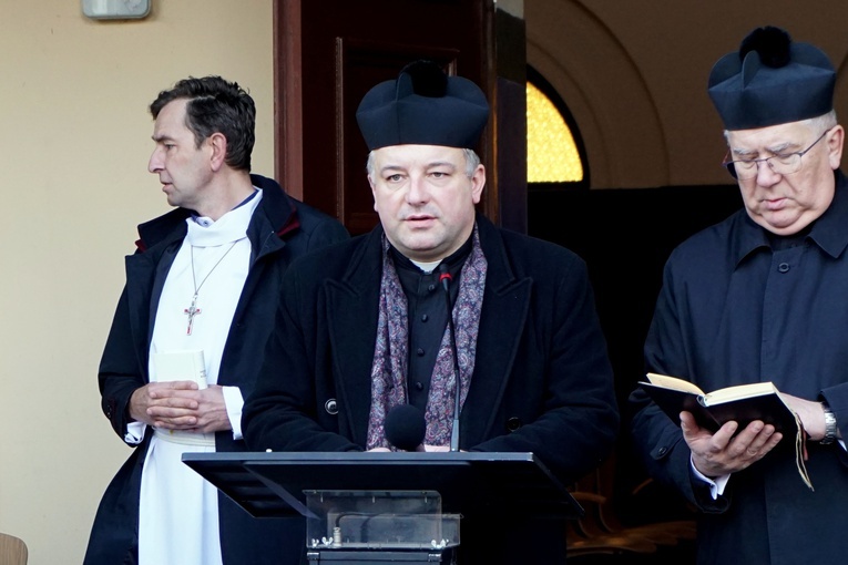 Nabożeństwo na cmentarzu Centralnym