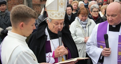 Bp Janocha: Wszyscy jesteśmy ulepieni z kruchej gliny