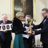 Główne trofeum wręcza wiceprezydent Bielska-Białej Adam Ruśniak.