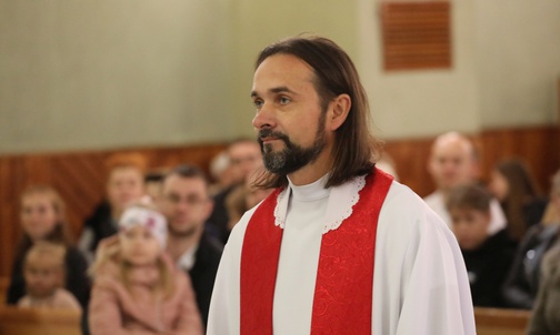 Uroczysty pochód świętych do kościoła zamykał Pan Jezus...