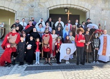 Tłum świętych przed kościołem w Wieprzu.