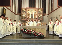 ▲	Wraz z biskupem liturgię celebrowali kapłani z dekanatu i WSD.
