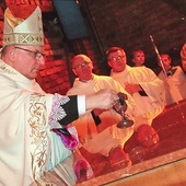 ▲	Moment konsekracji nowego ołtarza eucharystycznego.