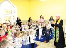 	Ksiądz Tadeusz Faryś w czasie spotkania z przedszkolakami.