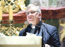 	Ksiądz Mirosław Maliński w czasie głoszenia konferencji.