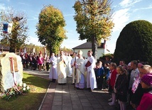 	Przed kościołem stanął obelisk z pamiątkową tablicą.