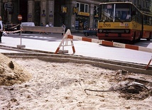 	Plażowanie  na remontowanym  pl. Konstytucji. Lato 1999 r.
