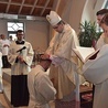 ▲	Szafarzem sakramentu był biskup pomocniczy.