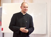 ▲	Spotkanie prowadził ks. Krzysztof Krzaczek.