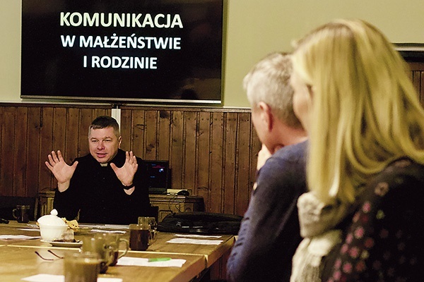 ▲	– Prawidłowa komunikacja jest podstawą budowania relacji – przekonywał kapłan.