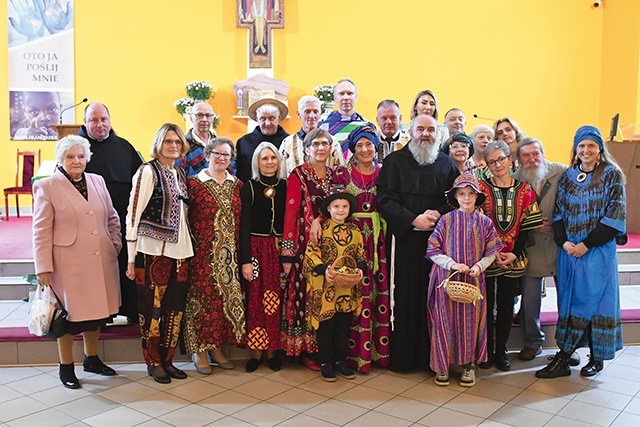 	– Jesteśmy po prostu łącznikiem między misjonarzami a parafią – mówią członkowie grupy. Na Eucharystię w Niedzielę Misyjną ubrali tradycyjne ugandyjskie stroje.