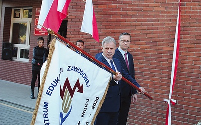 ▲	Wacław Piędel prezentuje nowy sztandar szkoły.