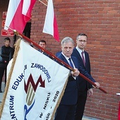 ▲	Wacław Piędel prezentuje nowy sztandar szkoły.