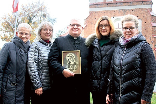 ▲	– Różaniec prowadzi nas do świadectwa i apostolstwa – mówią (od lewej) panie Urszula i Katarzyna, ks. kan. Stanisław oraz panie Justyna i Anna.