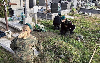 ▲	Młodzież z jednostki od trzech lat pielęgnuje najbardziej zaniedbane groby w Uniecku. 