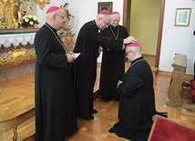 ▲	Nominat przyjął pektorał i piuskę z rąk bp. Andrzeja Czai.