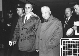 Ojciec Walter Ciszek wrócił  do USA po wymianie  na dwóch sowieckich szpiegów.
