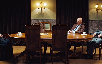 Prymas (Sławomir Grzymkowski)  prowadzi negocjacje z premierem Józefem Cyrankiewiczem  (Marcin Troński) i I sekretarzem PZPR Władysławem Gomułką (Adam Ferency).