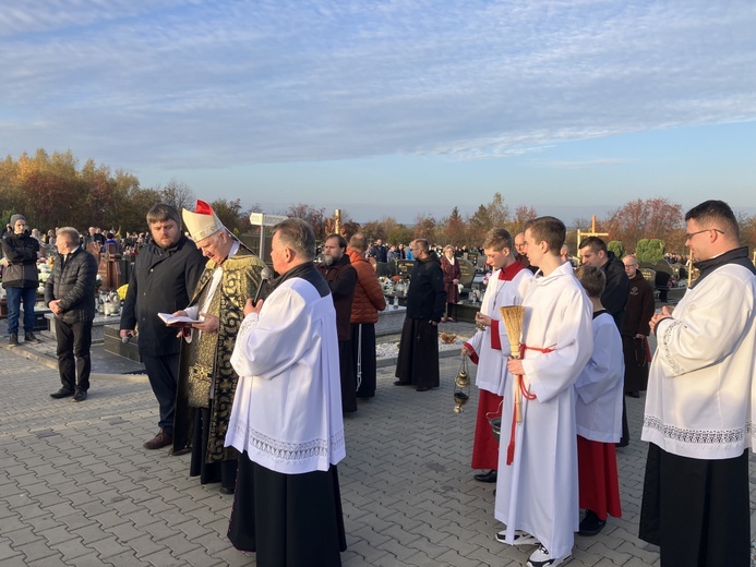 Bp Ignacy Dec odwiedził rodzinne groby