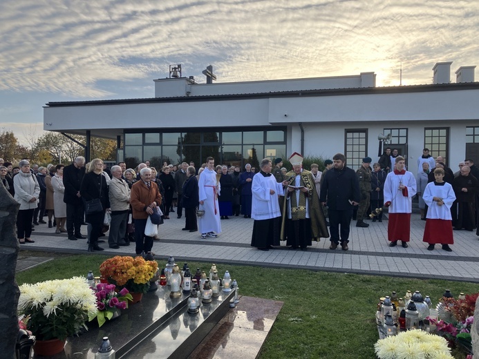 Bp Ignacy Dec odwiedził rodzinne groby