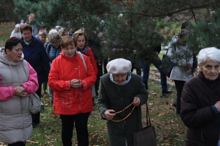 Różaniec na cmentarzu wojennym żołnierzy radzieckich
