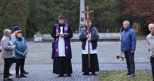 Modlitwą ogarniamy także tych, którzy tu spoczywają