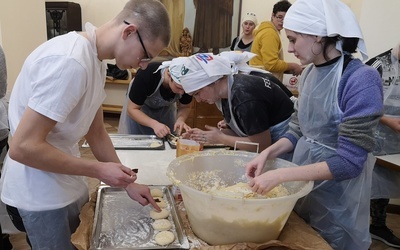 Młodzież znów upiecze smakołyki dla osób w kryzysie bezdomności