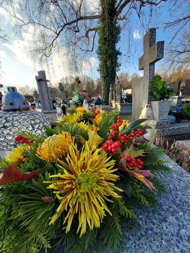 Cmentarze w Skierniewicach, Makowie, Sochaczewie