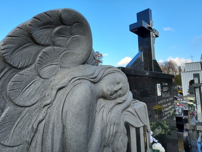 Cmentarze w Skierniewicach, Makowie, Sochaczewie