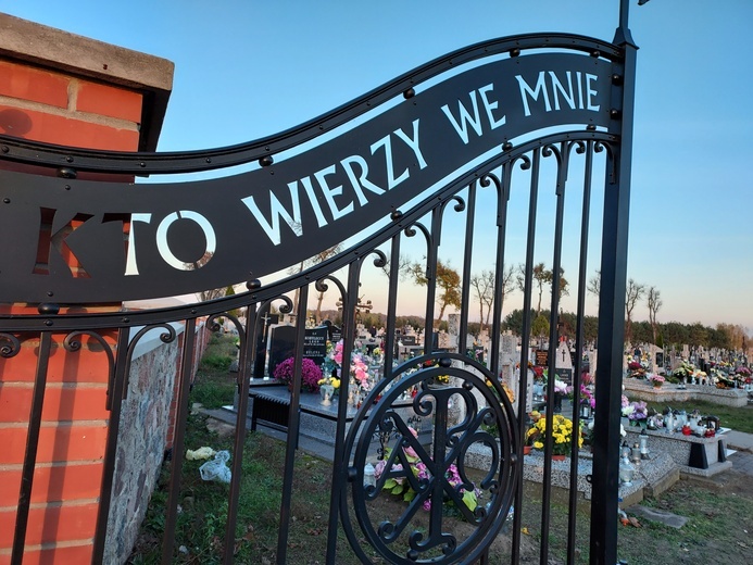 Cmentarze w Skierniewicach, Makowie, Sochaczewie