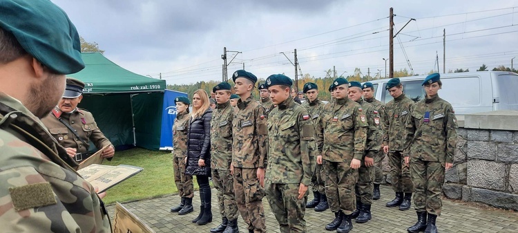 Młodzi ze Związku Strzeleckiego. 