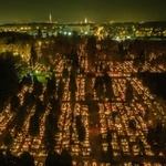 Cmentarze rozbłysły milionami zniczy [FOTO]