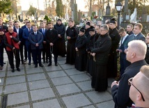 Seminaryjna modlitwa przy grobie radomskich biskupów.