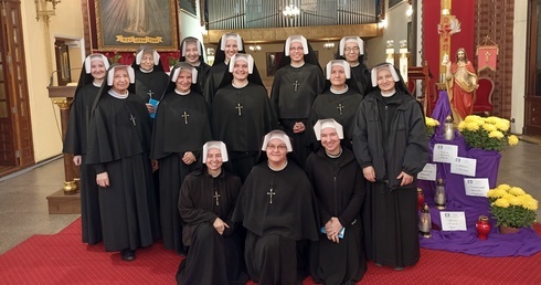 Siostry od św. Faustyny Kowalskiej. Posługują także we Wrocławiu