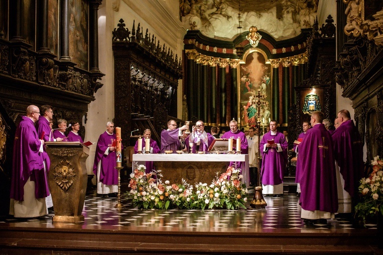 Msza św. w intencji zmarłych biskupów i kapłanów