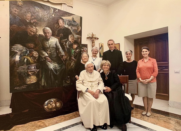 Rudy kot, różaniec i najbliżsi przyjaciele. Nowy portret Benedykta XVI