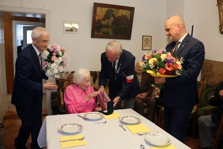 Wanda Kiałka i Barbara Sowa - sanitariuszki Armii Krajowej z awansami wojskowymi