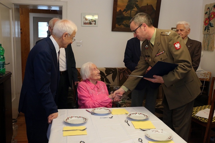 Wanda Kiałka i Barbara Sowa - sanitariuszki Armii Krajowej z awansami wojskowymi