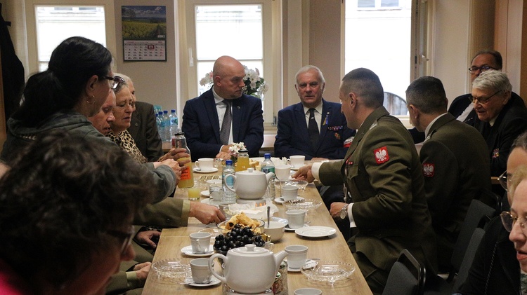 Wanda Kiałka i Barbara Sowa - sanitariuszki Armii Krajowej z awansami wojskowymi