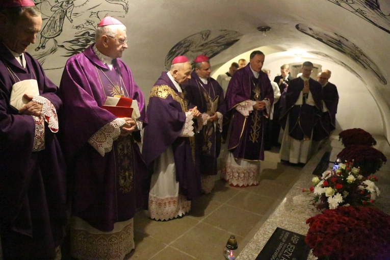 Modlitwa za zmarłych biskupów