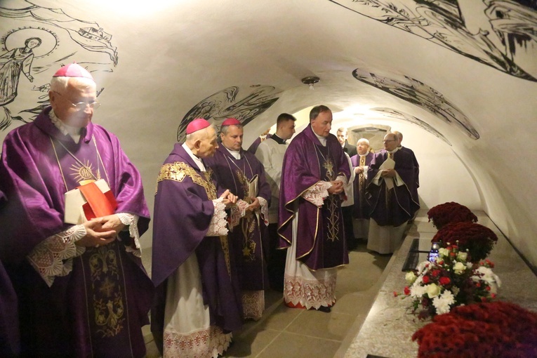 Modlitwa za zmarłych biskupów