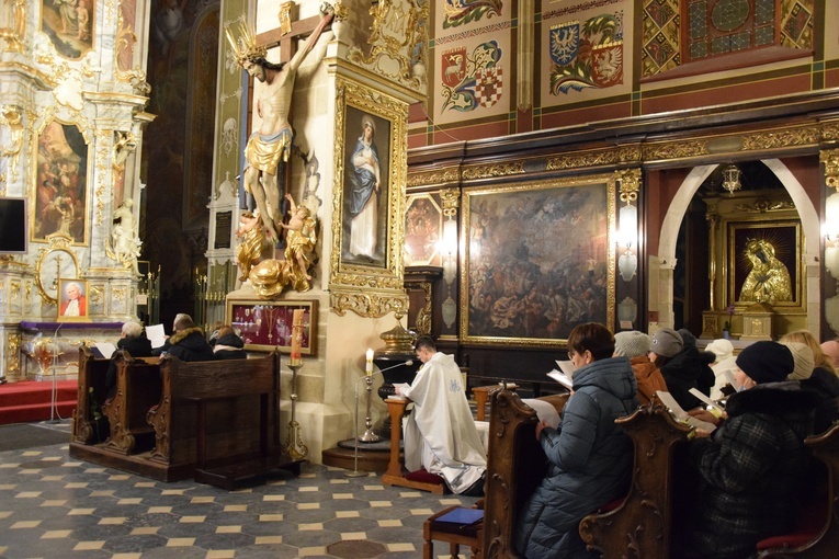 W katedrze wierni modlą się przed wizerunkiem Matki Bożej Brzemiennej.