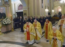 Portret sługi Bożego nad chrzcielnicą, przy której został włączony do Kościoła.