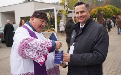 W Skierniewicach w kwestę zaangażowało się ponad 60 wolontariuszy, w tym włodarze miasta.