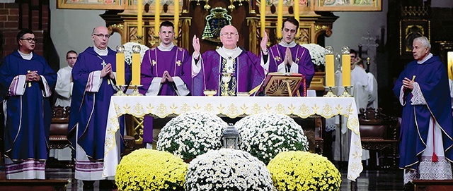 	Mszy św. przewodniczył abp Józef Górzyński.